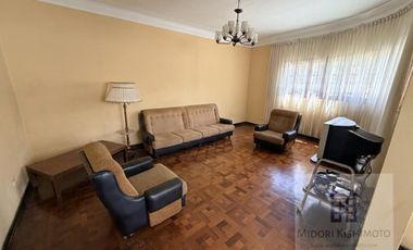 Linda Casa de 3 pisos en Calle Cerrada
