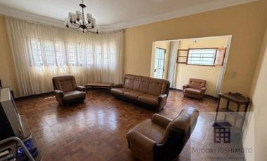 Linda Casa de 3 pisos en Calle Cerrada