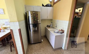 Linda Casa de 3 pisos en Calle Cerrada