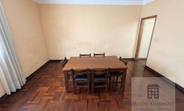 Linda Casa de 3 pisos en Calle Cerrada