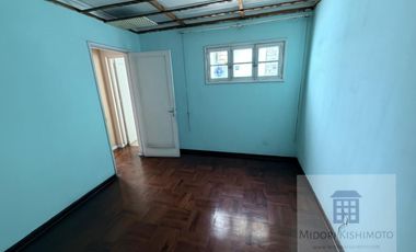 Linda Casa de 3 pisos en Calle Cerrada