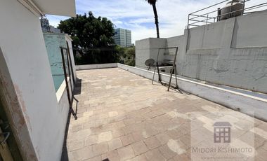 Linda Casa de 3 pisos en Calle Cerrada