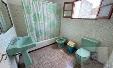 Linda Casa de 3 pisos en Calle Cerrada