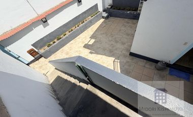 Linda Casa de 3 pisos en Calle Cerrada