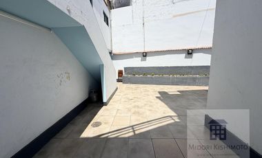 Linda Casa de 3 pisos en Calle Cerrada