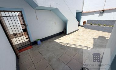 Linda Casa de 3 pisos en Calle Cerrada