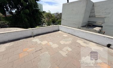 Linda Casa de 3 pisos en Calle Cerrada
