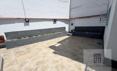 Linda Casa de 3 pisos en Calle Cerrada