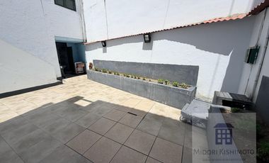Linda Casa de 3 pisos en Calle Cerrada