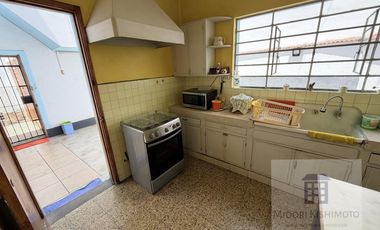Linda Casa de 3 pisos en Calle Cerrada