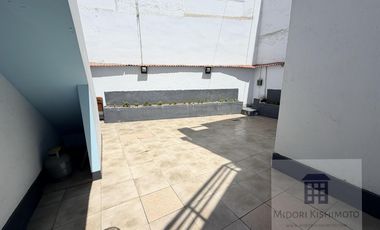 Linda Casa de 3 pisos en Calle Cerrada