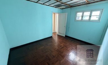 Linda Casa de 3 pisos en Calle Cerrada
