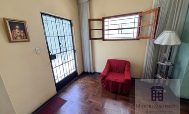 Linda Casa de 3 pisos en Calle Cerrada