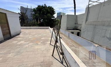 Linda Casa de 3 pisos en Calle Cerrada