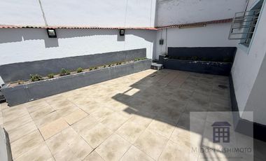 Linda Casa de 3 pisos en Calle Cerrada