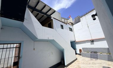 Linda Casa de 3 pisos en Calle Cerrada