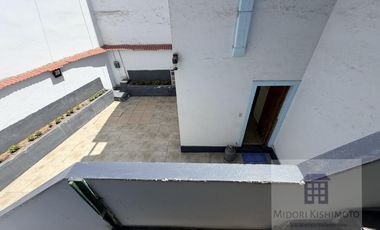Linda Casa de 3 pisos en Calle Cerrada
