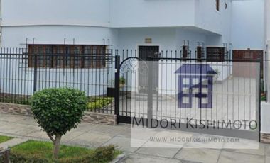 Linda Casa de 3 pisos en Calle Cerrada
