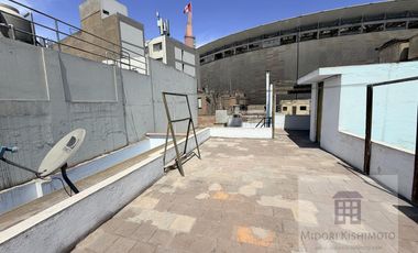 Linda Casa de 3 pisos en Calle Cerrada