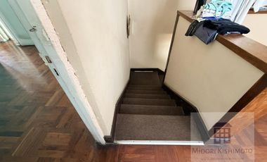 Linda Casa de 3 pisos en Calle Cerrada