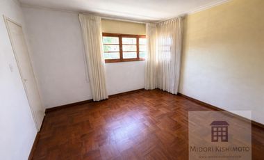 Linda Casa de 3 pisos en Calle Cerrada