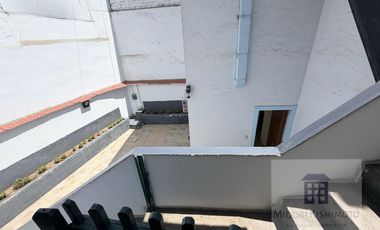 Linda Casa de 3 pisos en Calle Cerrada