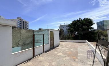 Linda Casa de 3 pisos en Calle Cerrada