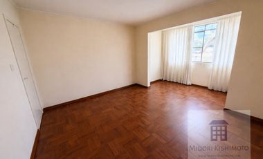 Linda Casa de 3 pisos en Calle Cerrada