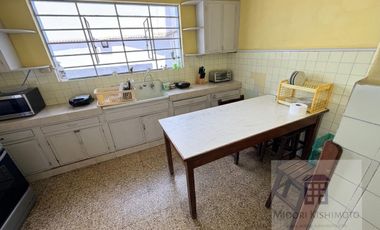 Linda Casa de 3 pisos en Calle Cerrada
