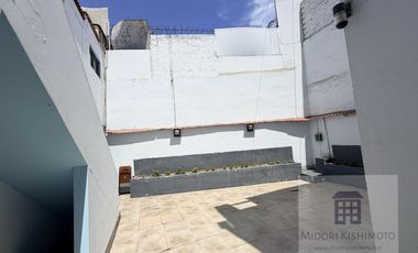Linda Casa de 3 pisos en Calle Cerrada