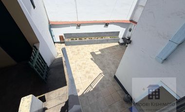 Linda Casa de 3 pisos en Calle Cerrada