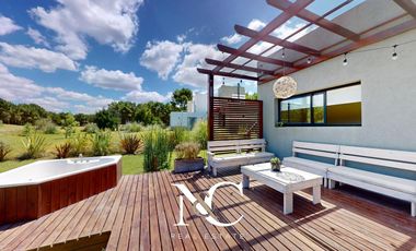 Casa en venta en Costa Esmeralda fondo al golf