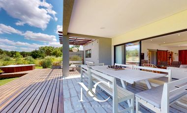 Casa en venta en Costa Esmeralda fondo al golf