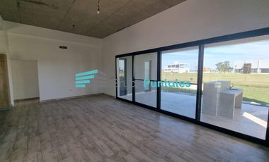 Casa en venta en Barrio Lagos de Canning II, con 3 dormitorios y piscina