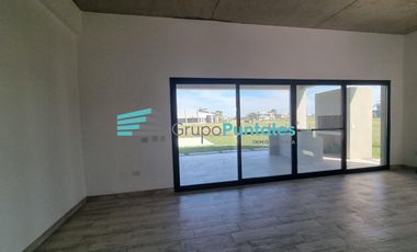 Casa en venta en Barrio Lagos de Canning II, con 3 dormitorios y piscina