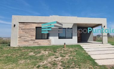 Casa en venta en Barrio Lagos de Canning II, con 3 dormitorios y piscina