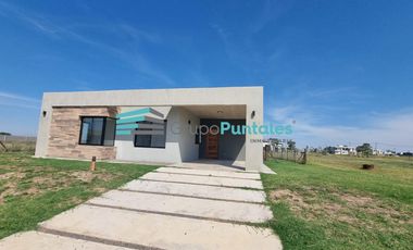 Casa en venta en Barrio Lagos de Canning II, con 3 dormitorios y piscina
