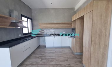 Casa en venta en Barrio Lagos de Canning II, con 3 dormitorios y piscina