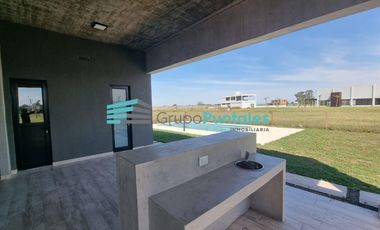 Casa en venta en Barrio Lagos de Canning II, con 3 dormitorios y piscina