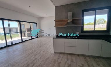 Casa venta en Barrio Lagos de Canning II, con 3 dormitorios y pileta