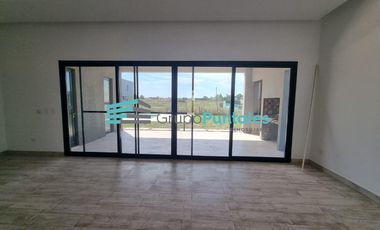 Casa venta en Barrio Lagos de Canning II, con 3 dormitorios y pileta