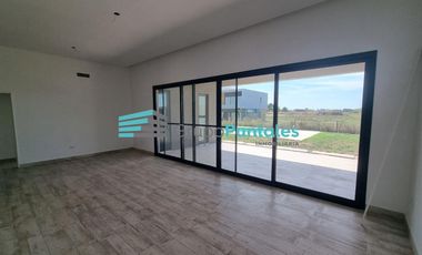 Casa venta en Barrio Lagos de Canning II, con 3 dormitorios y pileta