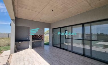 Casa venta en Barrio Lagos de Canning II, con 3 dormitorios y pileta