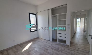 Casa venta en Barrio Lagos de Canning II, con 3 dormitorios y pileta