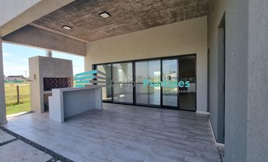 Casa venta en Barrio Lagos de Canning II, con 3 dormitorios y pileta