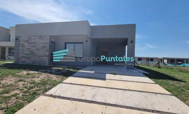 Casa venta en Barrio Lagos de Canning II, con 3 dormitorios y pileta