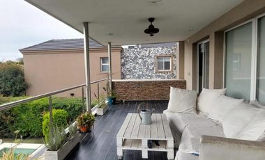 Casa 6 ambientes en 2 plantas en venta - Barrancas de Guido