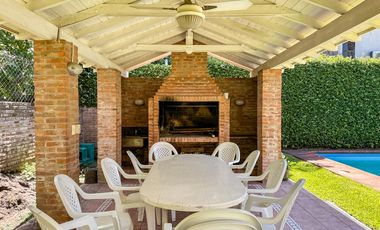 CASA EN VENTA en LAS LOMAS DE SAN ISIDRO con AMPLIOS ESPACIOS, GRAN JARDIN, QUINCHO,