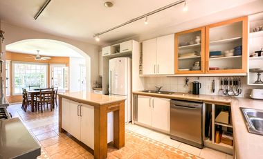 CASA EN VENTA en LAS LOMAS DE SAN ISIDRO con AMPLIOS ESPACIOS, GRAN JARDIN, QUINCHO,