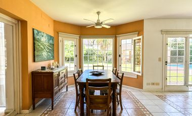 CASA EN VENTA en LAS LOMAS DE SAN ISIDRO con AMPLIOS ESPACIOS, GRAN JARDIN, QUINCHO,
